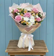 Букет цветов из:  Гвоздики, Орхидеи и Розы в Шведино