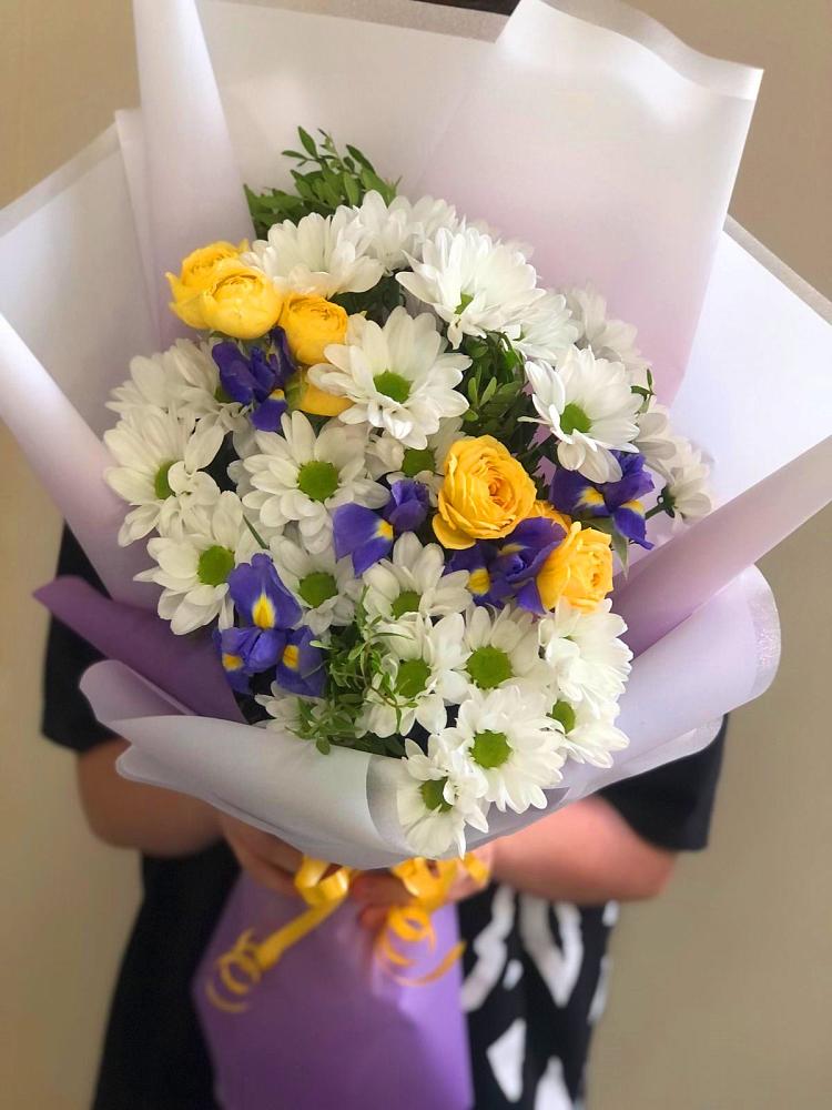 Букет цветов из: Ирисы, Хризантемы и Розы в Шведино