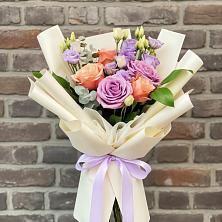 Букет цветов из:  Лизиантусы и Розы в Шведино