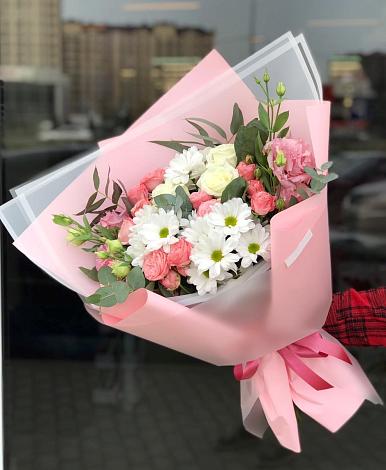 Букет цветов из: Розы, Лизиантусы и Хризантемы в Шведино